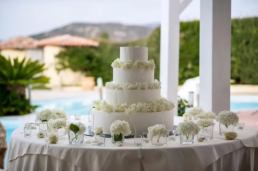 Wedding cake beside the pool